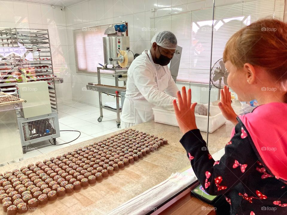 Alguém tem ideia do desejo incontrolável da Estelinha em invadir essa produção de chocolates com confetes?
Foi difícil segurá-la… mesmo assim, comeu vários 🍫!
🤤
#gula #chocolate