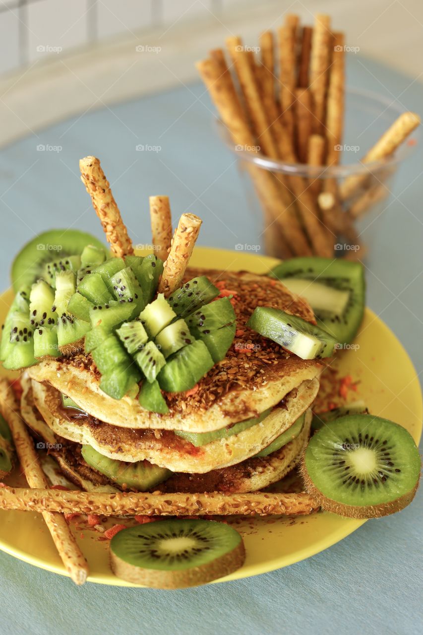 Pancakes with chocolate and kiwi 