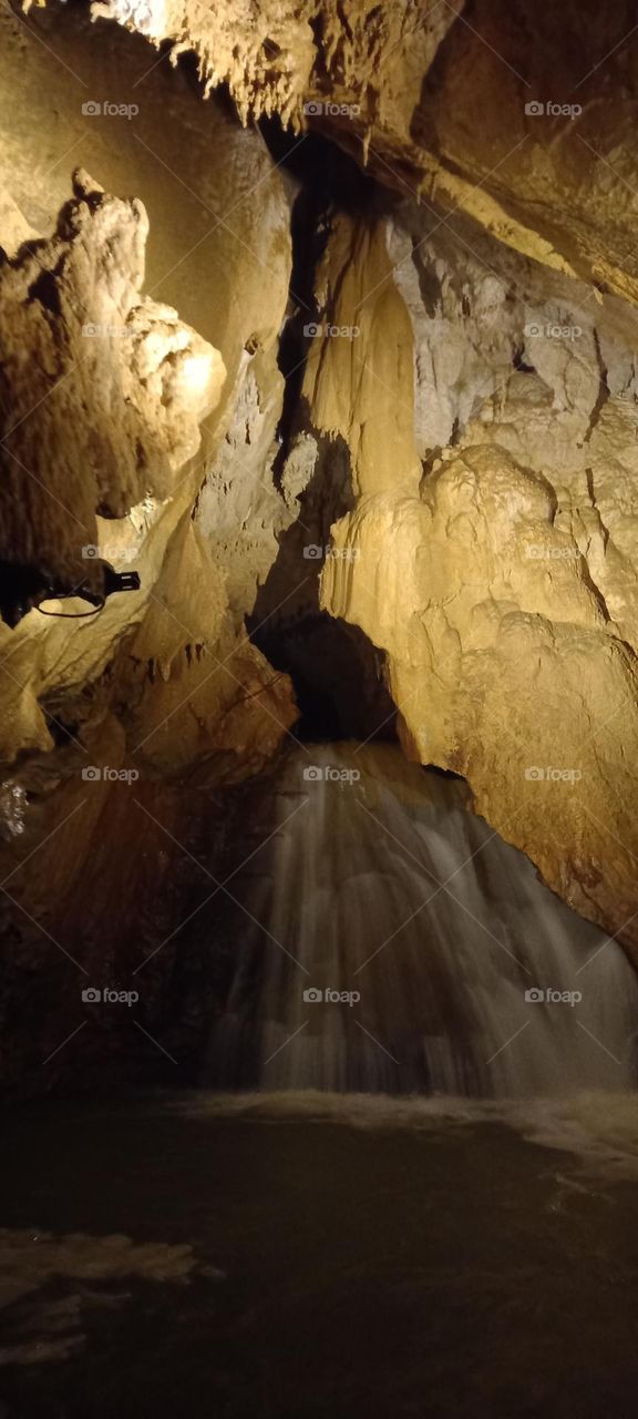 Au frais dans la grotte souterraine