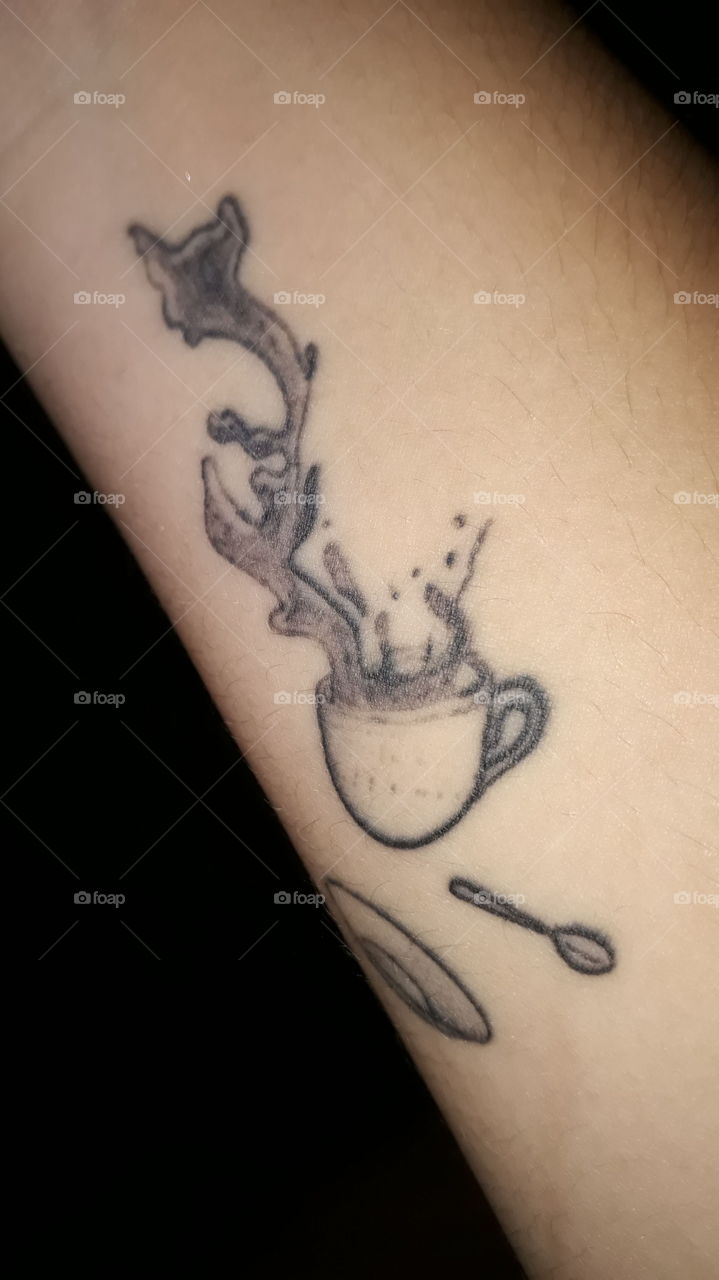 tatuagem no braço de café