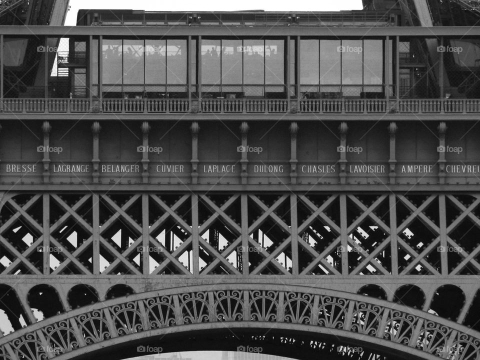 Close up shot de la Torre Eiffel.  Se obseran siluetas de personas en los ventanales.
