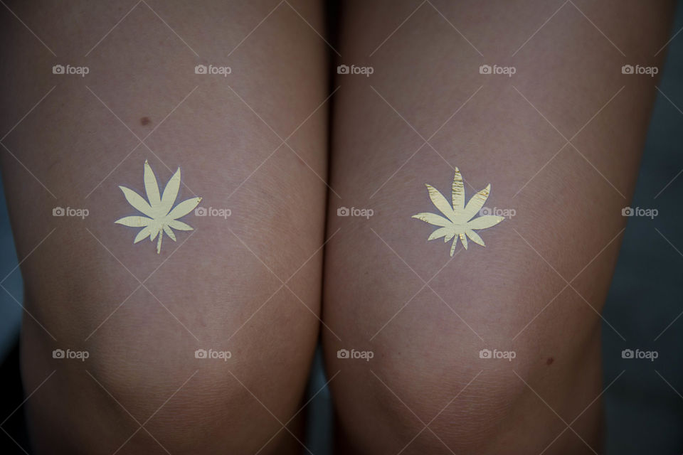 flash-tattoo. knees with cannabis flash-tattoo