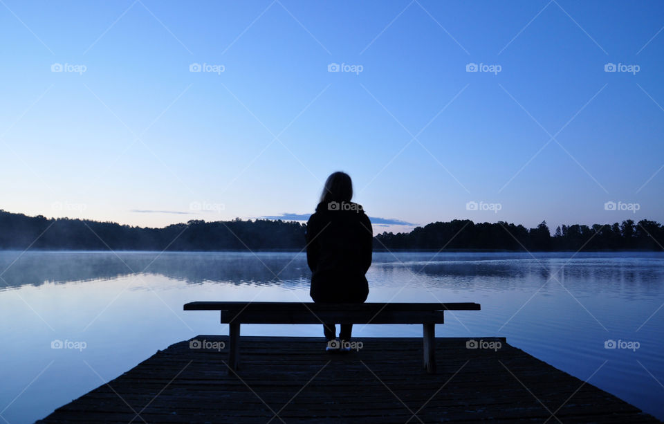 girl silhouette at the lake