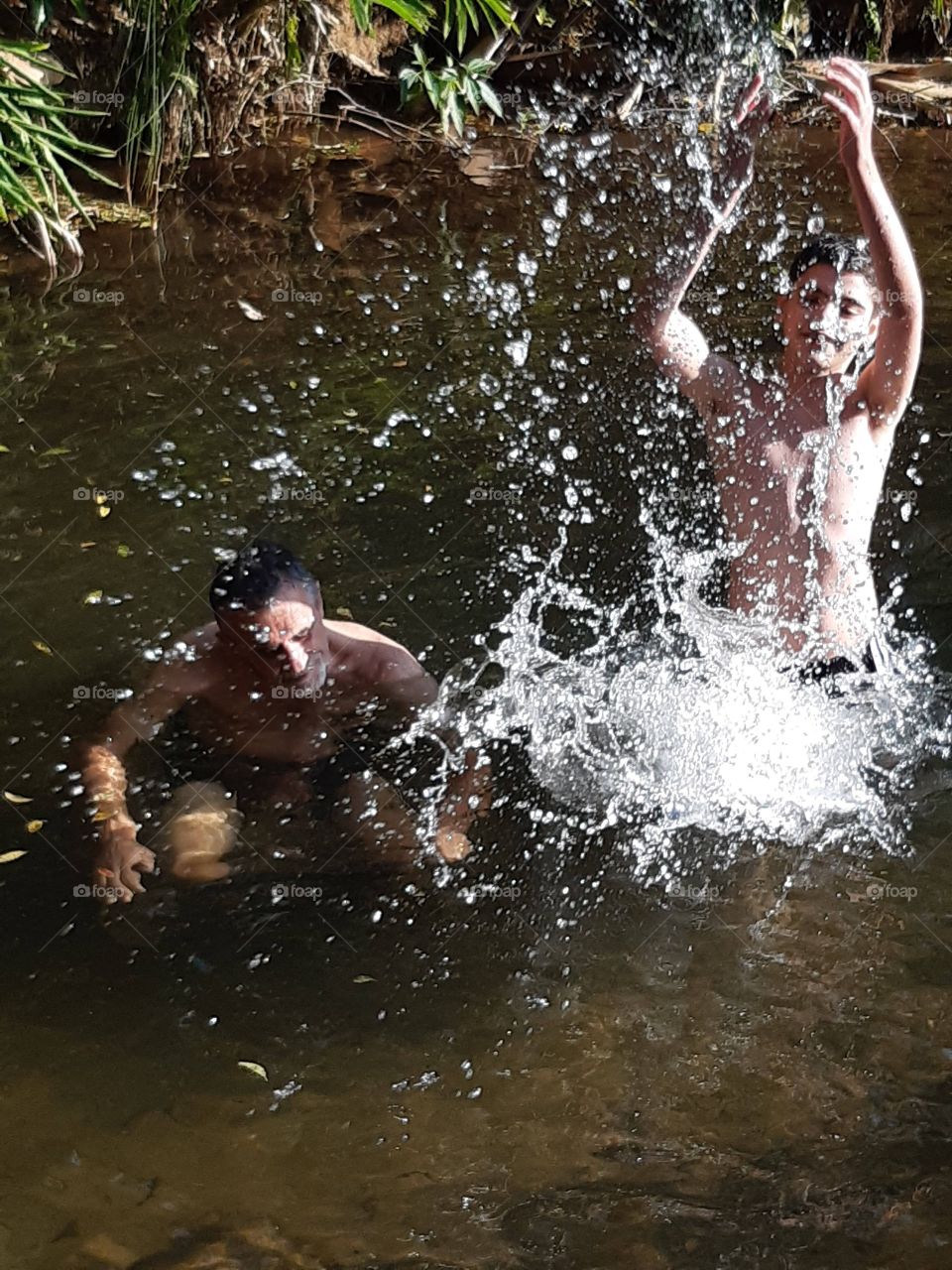 Vô e neto sendo criança feliz no Rio.