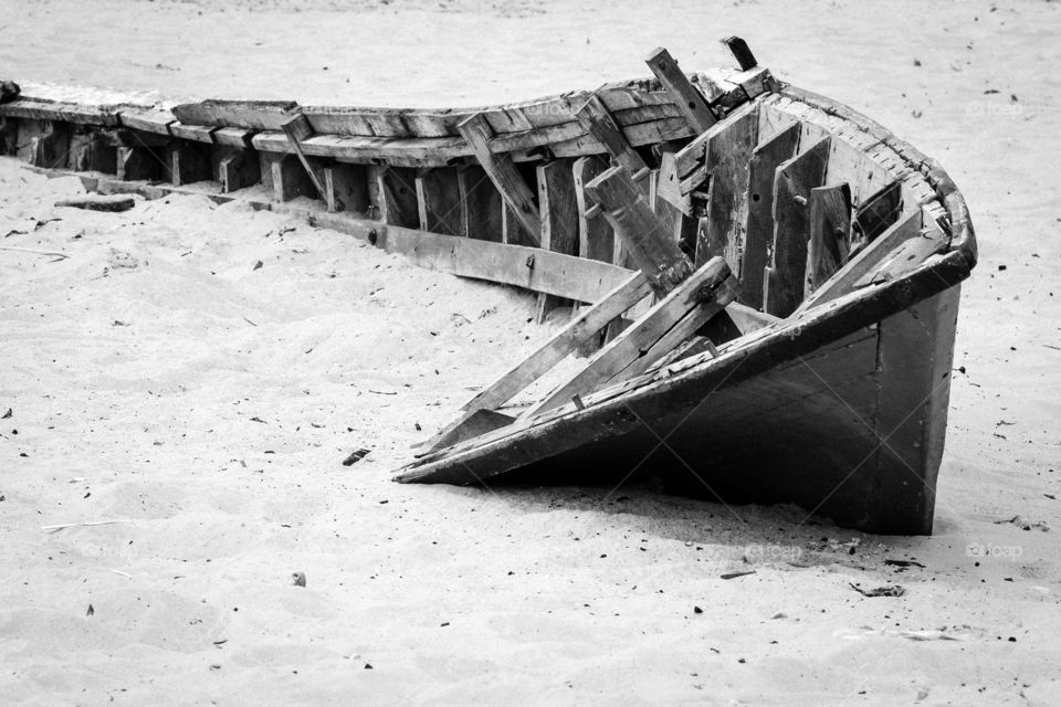 boats that cannot be used lying on the beach