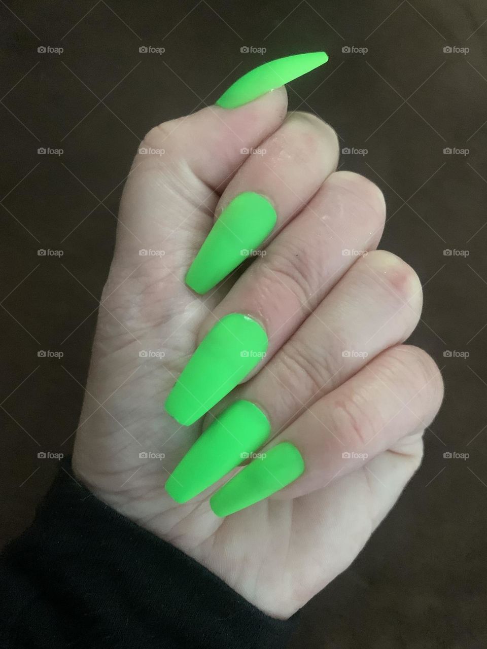 Neon green acrylic manicured hand 