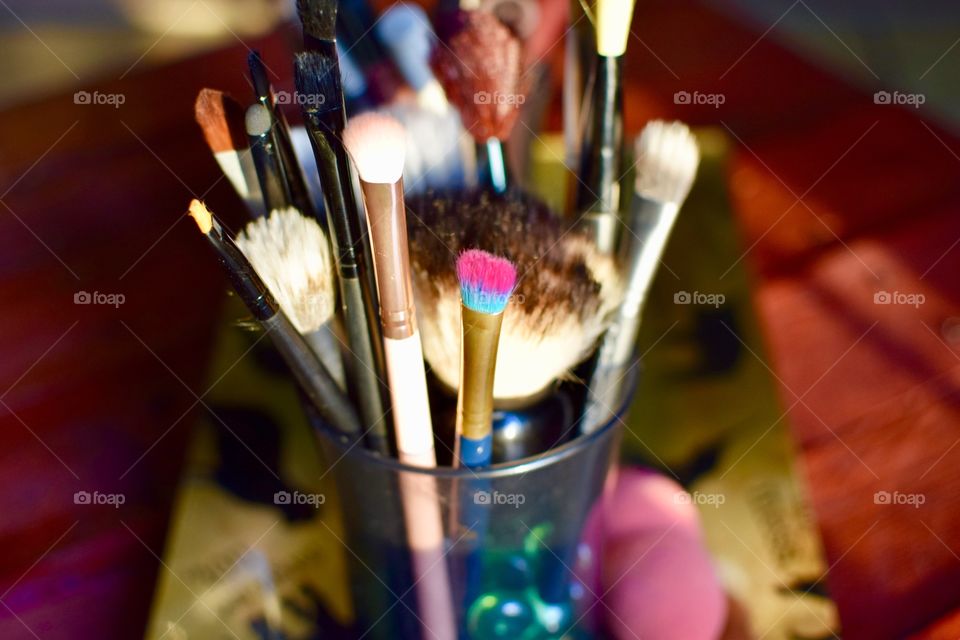 Facial beauty brushes and sponges in a container 