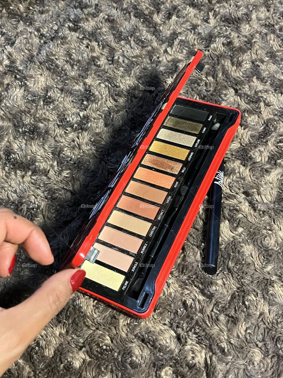 Make up eyeshadow im my hand