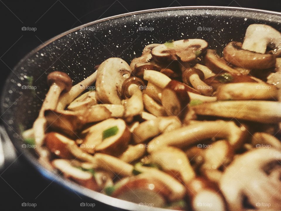 Preparation of mushrooms in cooking pan