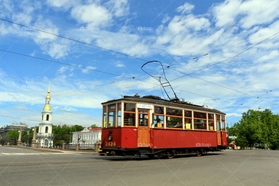 Трамвай на фоне Никольского собора