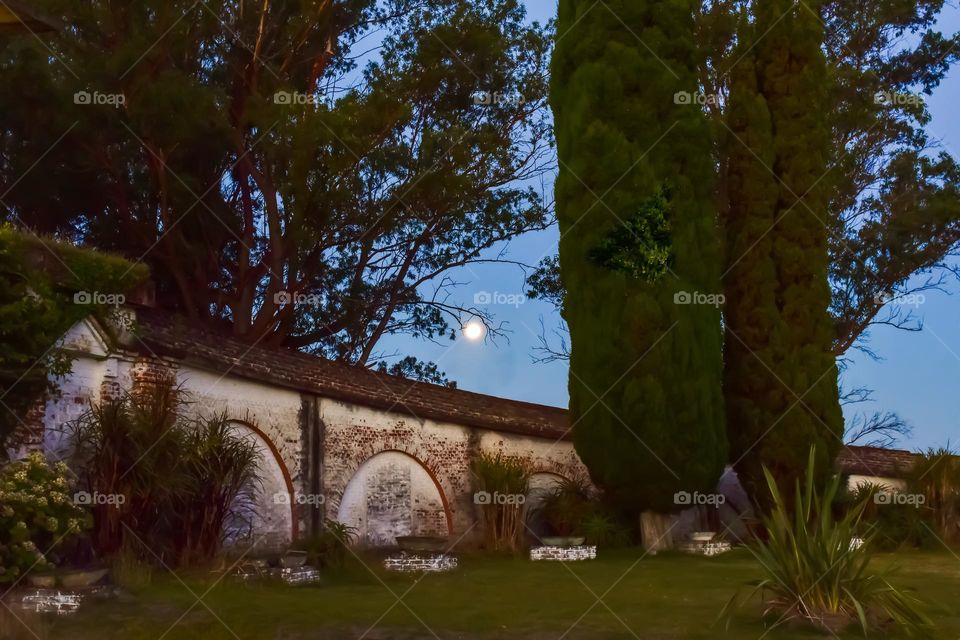 Tarde Luna. muro de Iglesia Don Orione. La Floresta   Canelones,  Uruguay.