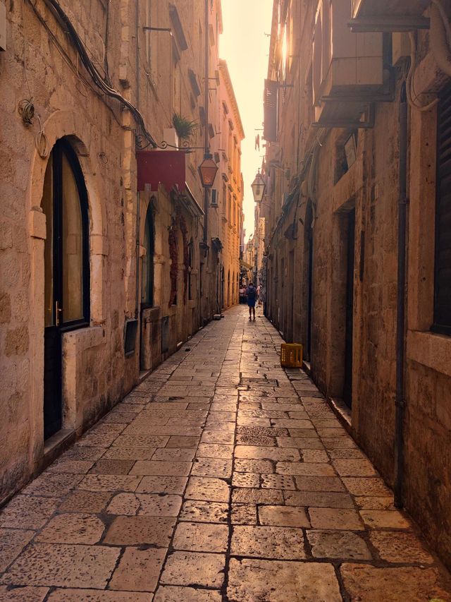 This narrow street is so beautiful 😍
