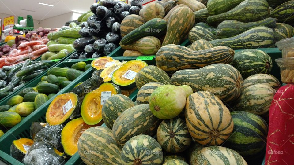 Muitas abóboras, pepinos, cenouras, berinjelas, batatas...