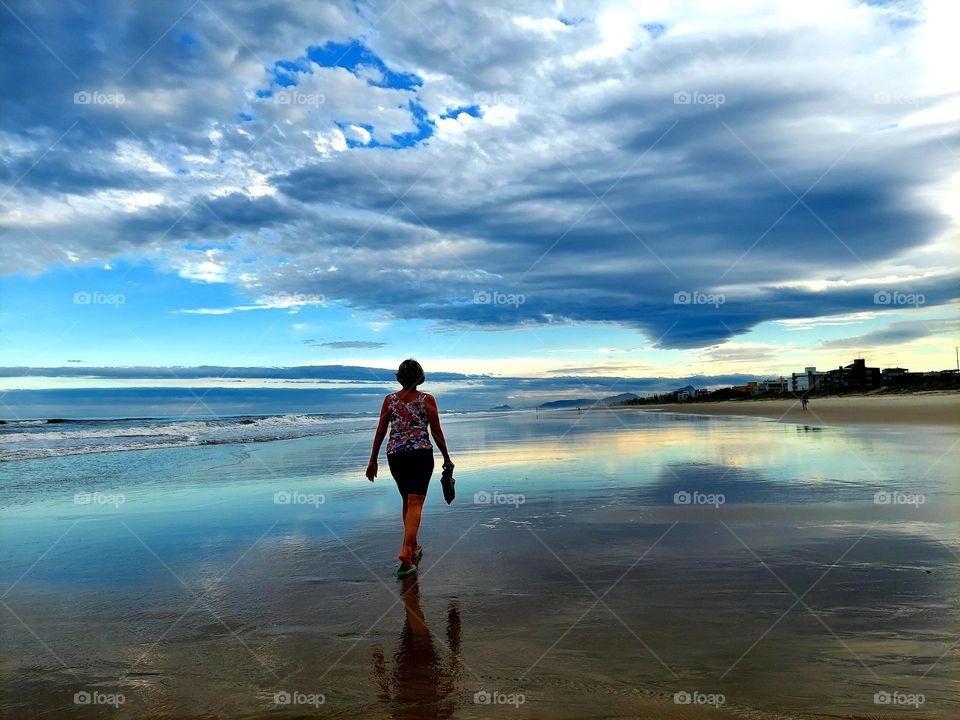 Fazer uma caminhada beira mar é a melhor opção, enquanto cuido do físico aprecio a beleza do céu com revoadas nuvens que reflete na areia molhada, o som das ondas, tudo em sintonia.