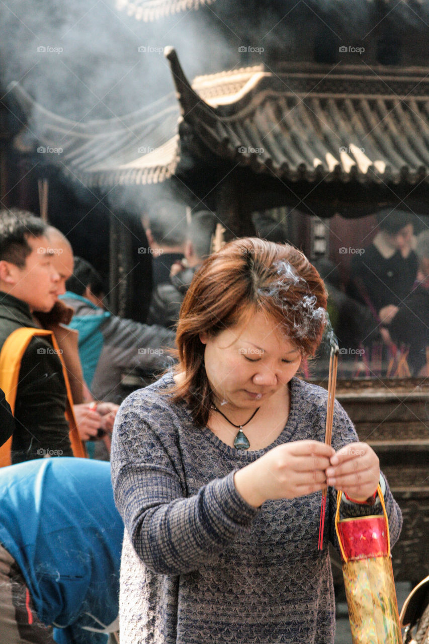 pray in chinese temple