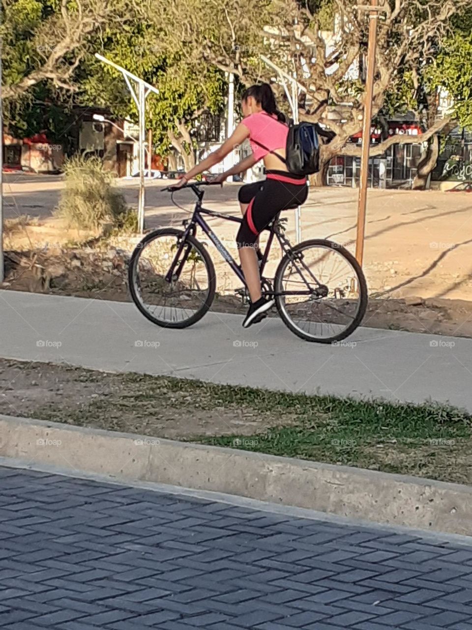 mujer circulando con su bicicleta