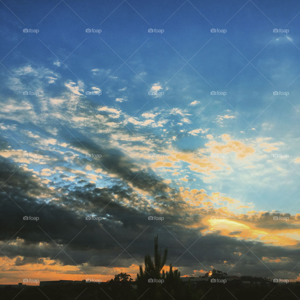 🌅06h30 - Desperte, Jundiaí.
Que a segunda-feira possa valer a pena! 
🍃🙌🏻
#sol #sun #sky #céu #photo #nature #morning #alvorada #natureza #horizonte #fotografia #pictureoftheday #paisagem #inspiração #amanhecer #mobgraphy #mobgrafia