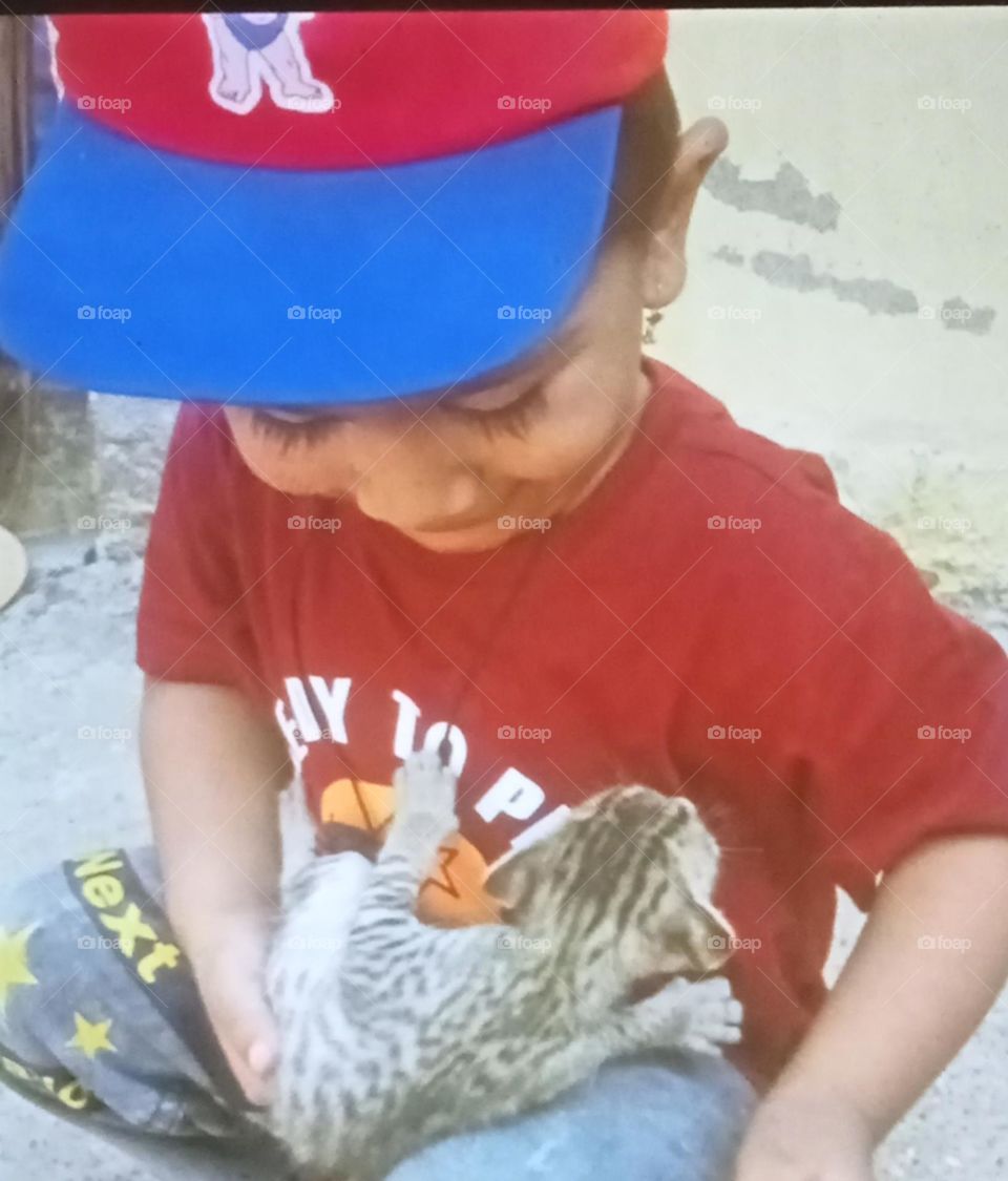 This little boy playing with cat 🐈😺, he saw cat and catch. but he didn't controlling her!!! he feels very hesitating!!