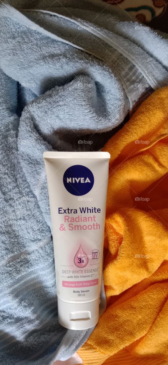 Nivea extra white radiant & smooth