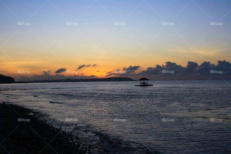 enjoying a relaxing beach day. 📷