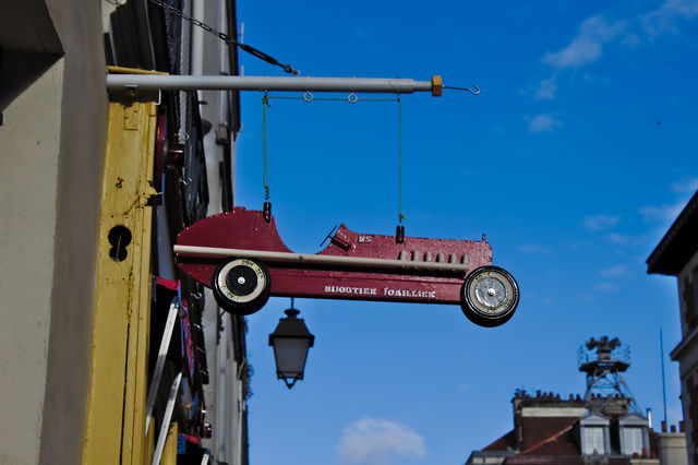 trade sign in paris france