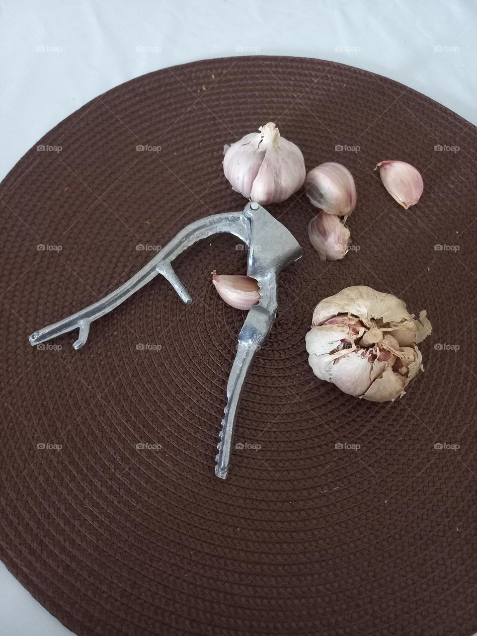 Espremedor de alho, feito todo em alumínio fundido , muito forte e resistente. Excelente para a cozinha de casa; múltiplas funções: serve para espremer alho, remover caroço de azeitona, quebrar nozes e abrir garrafas.