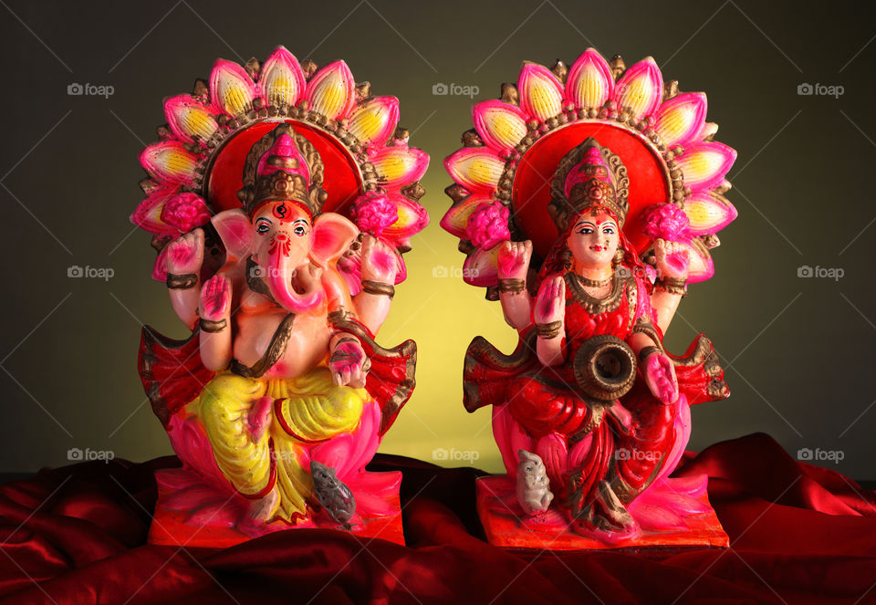 Indian God Laxmi and Ganesha idol / Statue for prayer. Handmade Statues, traditional Handicraft Art.