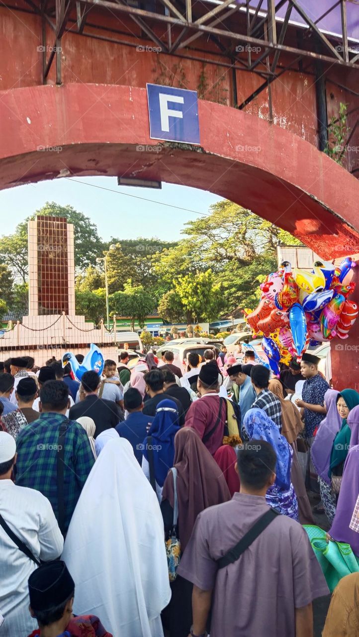 gerbang pintu keluar stadion
