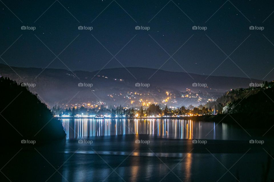 una aldea de montaña versión nocturna