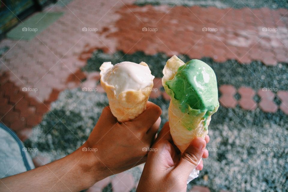 2 friends holding ice cream