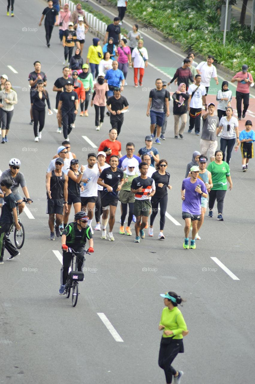 A number of athletes are running on the streets of Jakarta, car-free day, Jakarta 15 January 2023