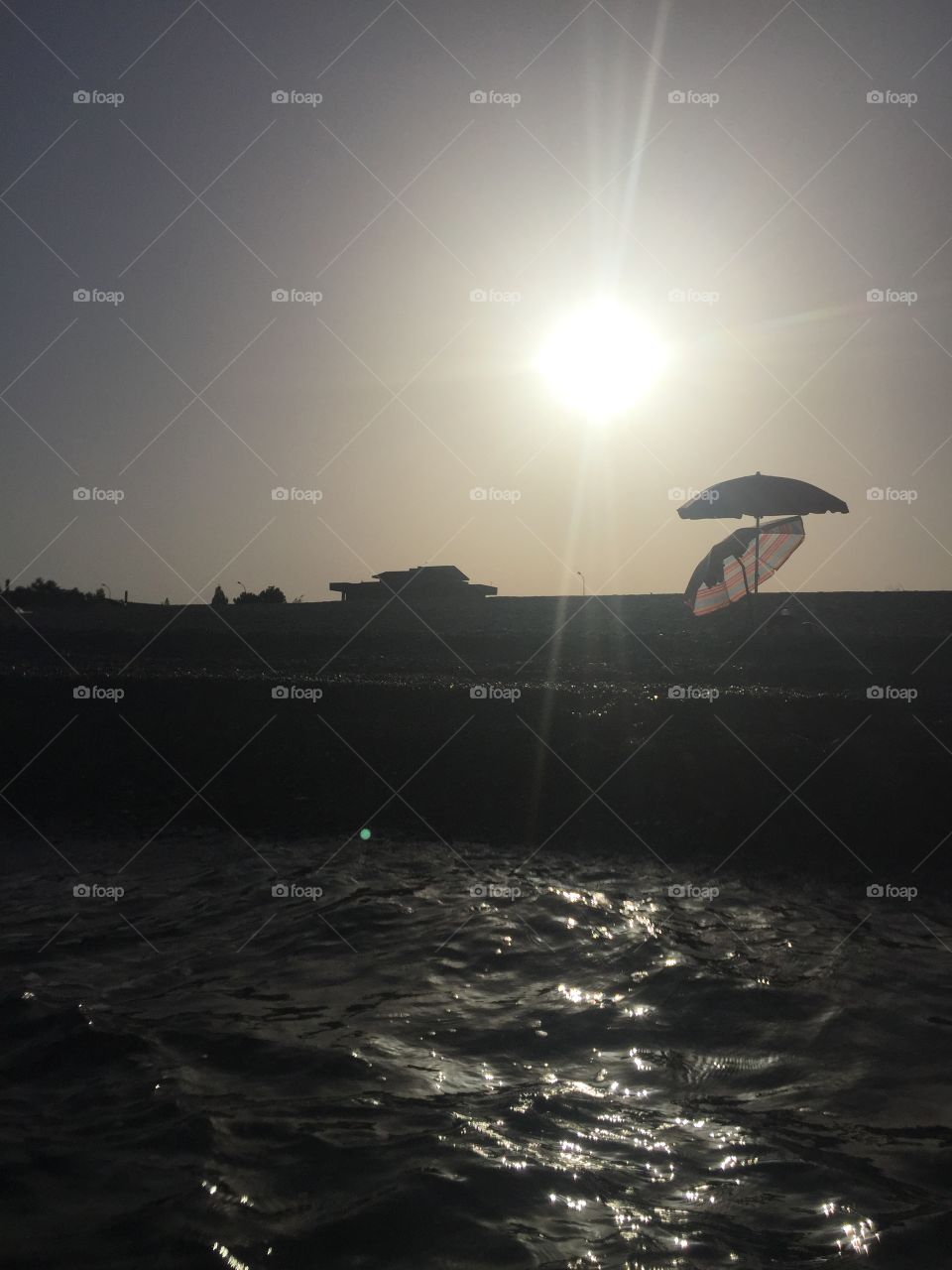 Buttati nel mare. 
Senti l'acqua fondersi con la tua pelle. Il tuo respiro per un attimo cessare, e i rumori svanire; solo tu. 
Occhi chiusi, mondo spento.
Questa è la felicità.