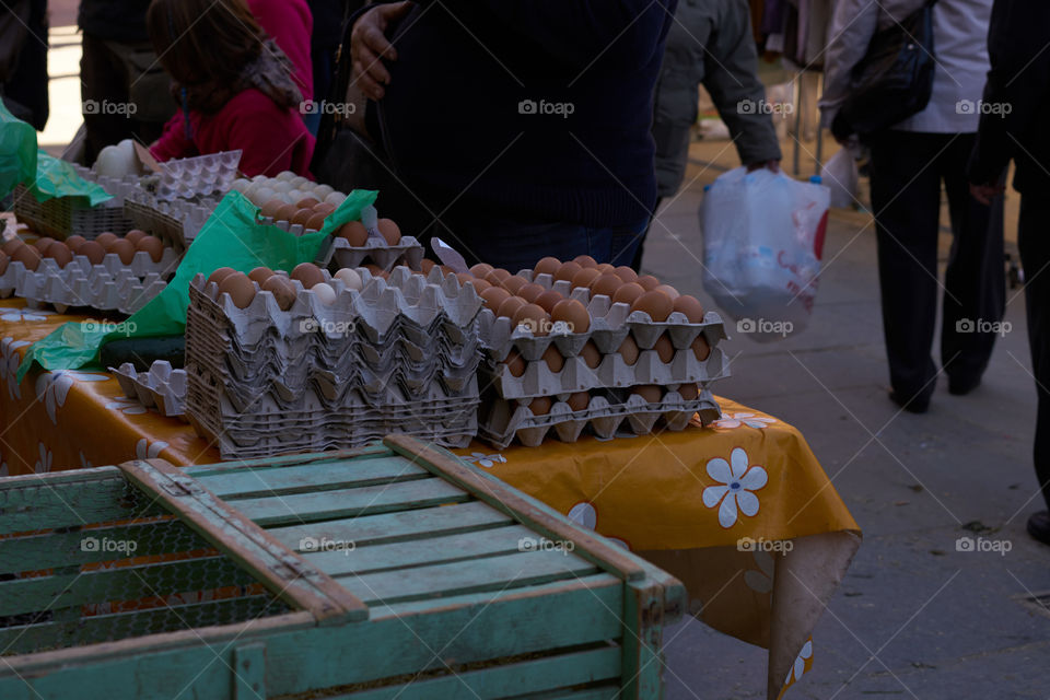 Puesto de huevos en el mercado callejero de Vic