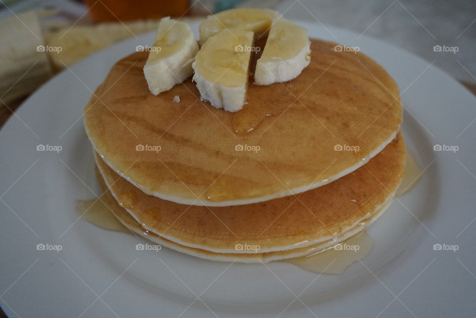 Banana pancakes with honey