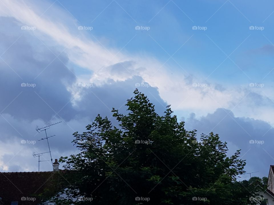 wue of the sky by the window