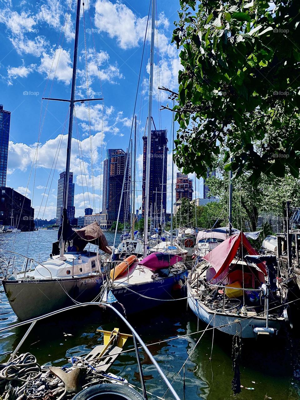 This is once again a beautiful impression of „Newtown Creek“ by the „Pulaski Bridge“ in LIC, Queens. It is surprising to see how a little difference in weather can have such a large effect. 2023. Hypnotic Productions
