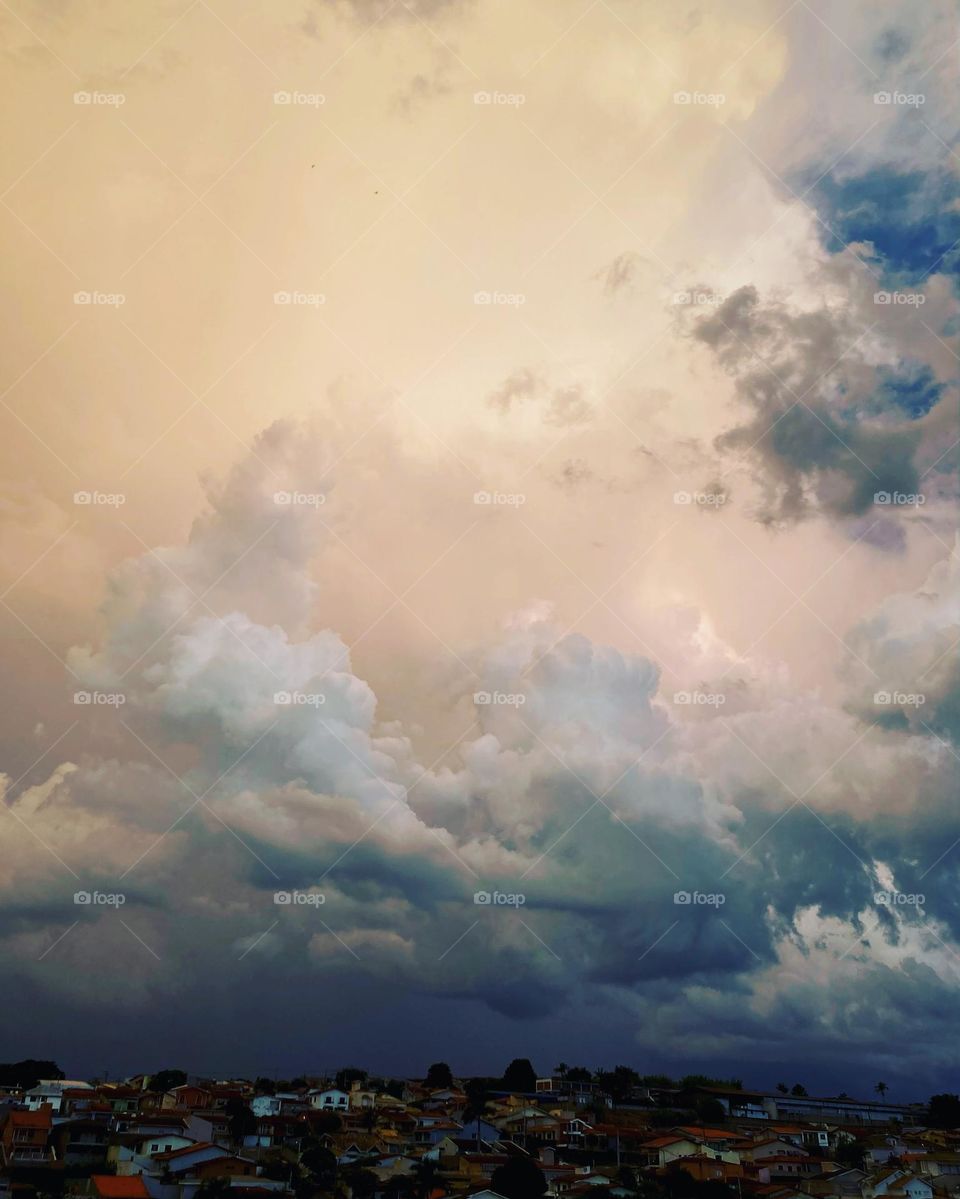 🇺🇸 Barbarity, what time is this that has changed?  From the heat to the storm, resulting in these clouds in Bragança Paulista: / 🇧🇷 Barbaridade, que tempo é esse que mudou? Do calorão ao temporal, resultando nessas nuvens em Bragança Paulista: