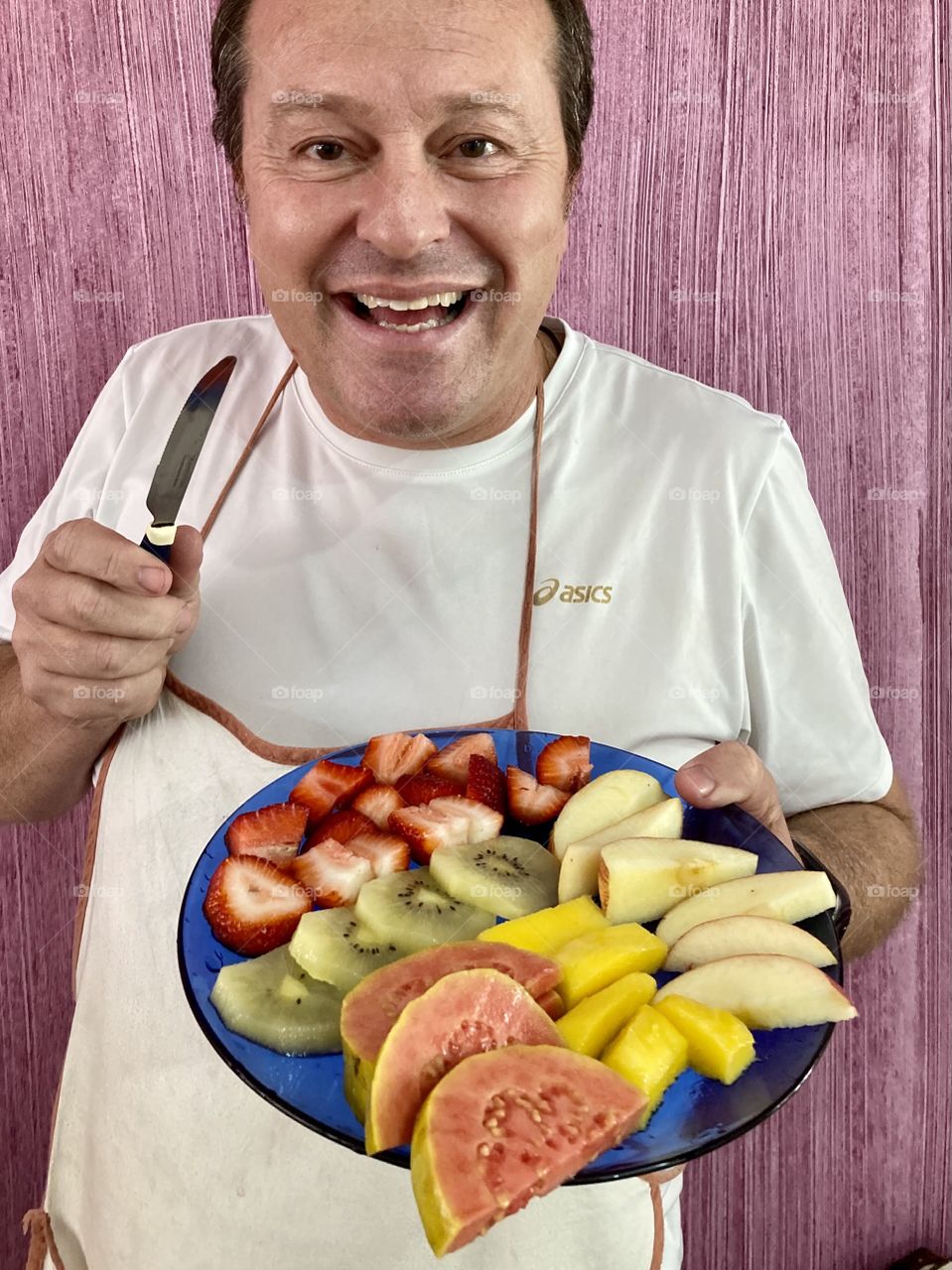 🇺🇸 Healthy time: who wants fruit?  I just prepared these delicacies: apple, mango, guava, kiwi and strawberry.  Alright sweet! / 🇧🇷 Hora saudável: quem quer frutas? Acabei de preparar essas delícias: maçã, manga, goiaba, kiwi e morango. Tudo bem doce!