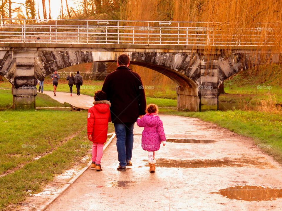 dad ans kids in the park