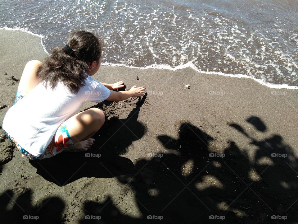 girl plays on the beach