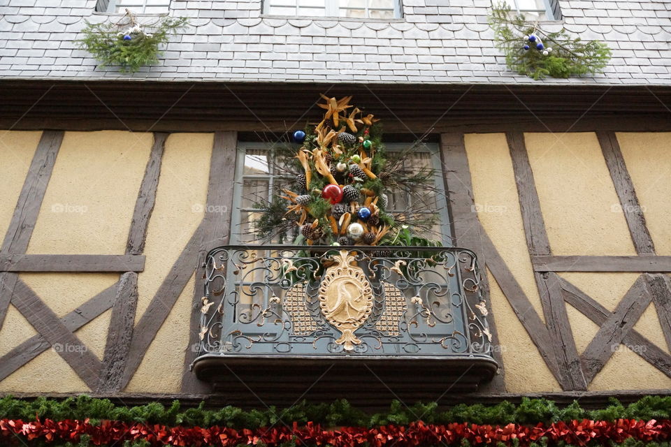 Décoration de Noël sur la fenêtre d'une vieille maison à colombages. 