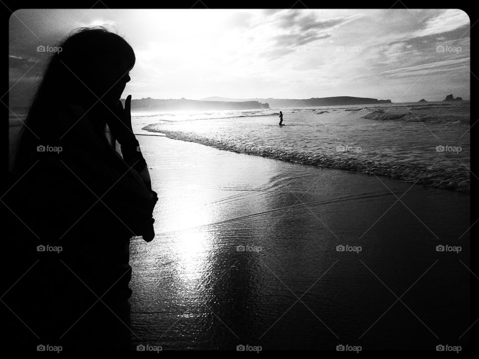 silueta de mujer en la playa