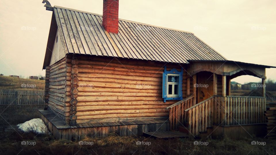Раньше на Руси жили в таких домиках. А некоторые живут в них до сих пор.