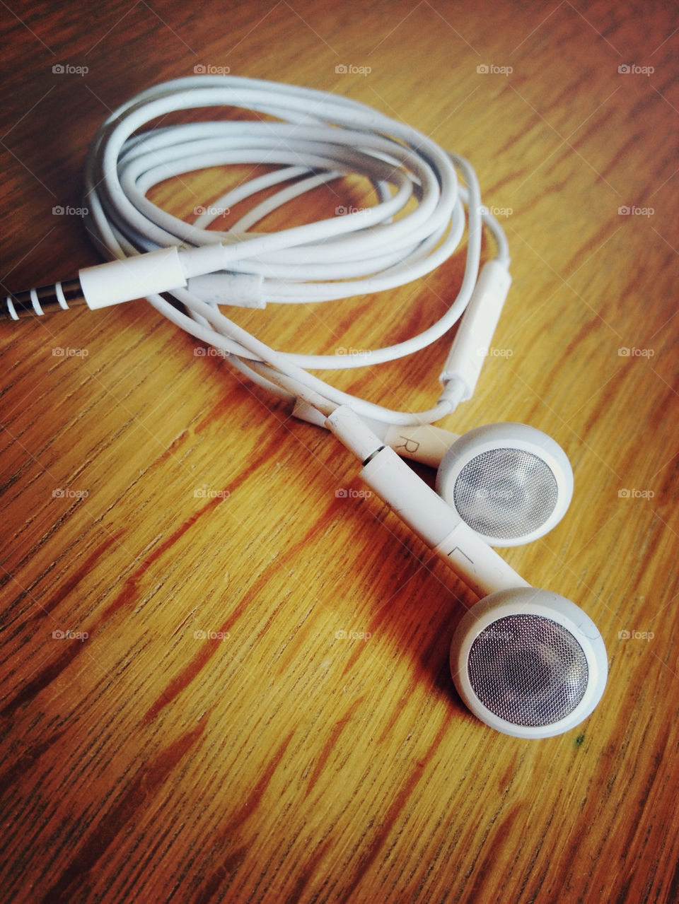 white music wire earphones by thesmoosch