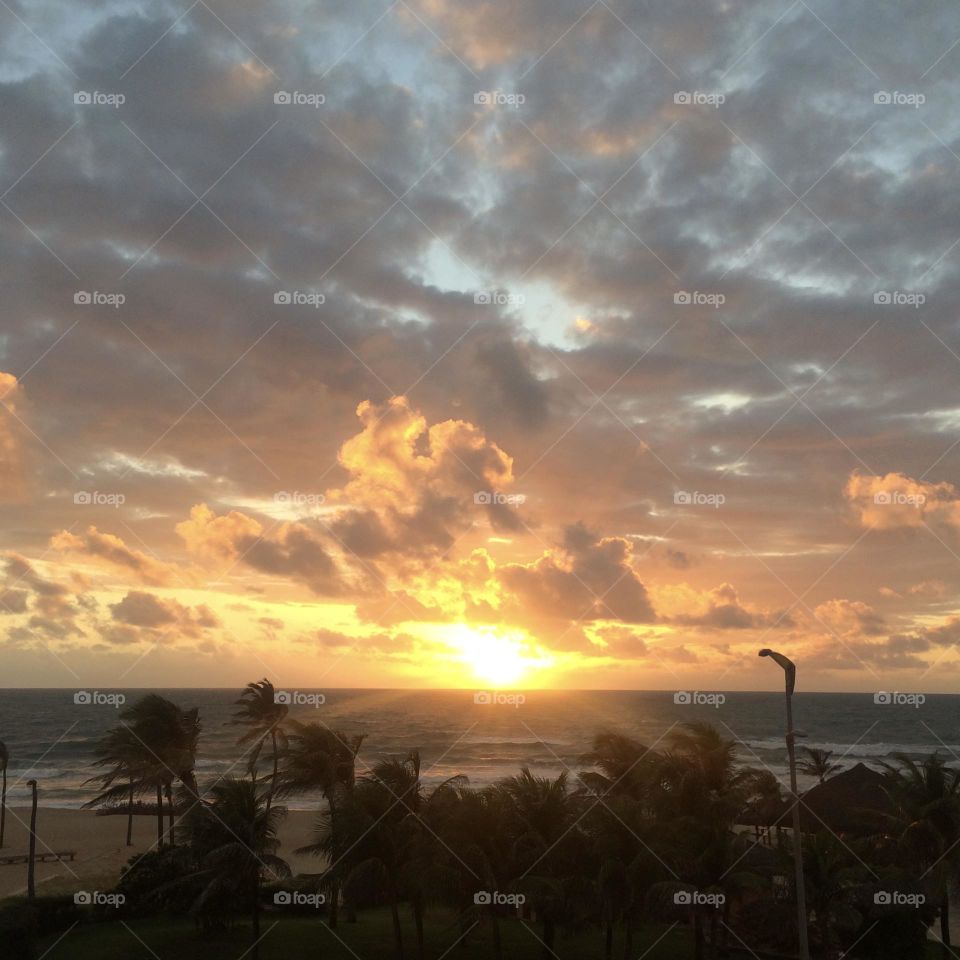 (Fortaleza beach, CE) 🇺🇸 The beauty of the Brazilian coast: here, our beaches are charming and very well maintained. / 🇧🇷 A beleza do litoral brasileiro: aqui, as nossas praias são encantadoras e muito bem cuidados.
