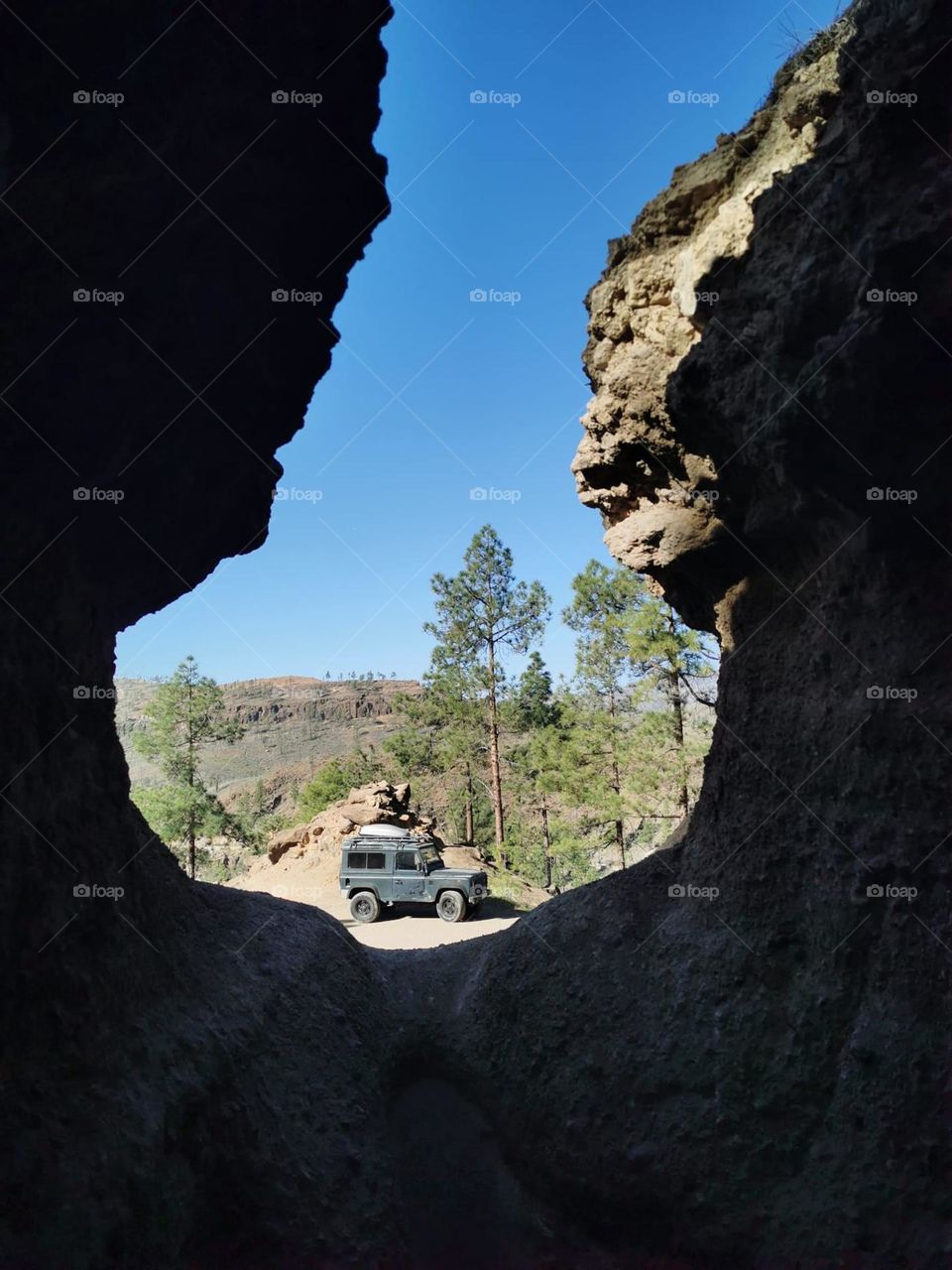 vista desde cueva a land Rover defender gran canaria