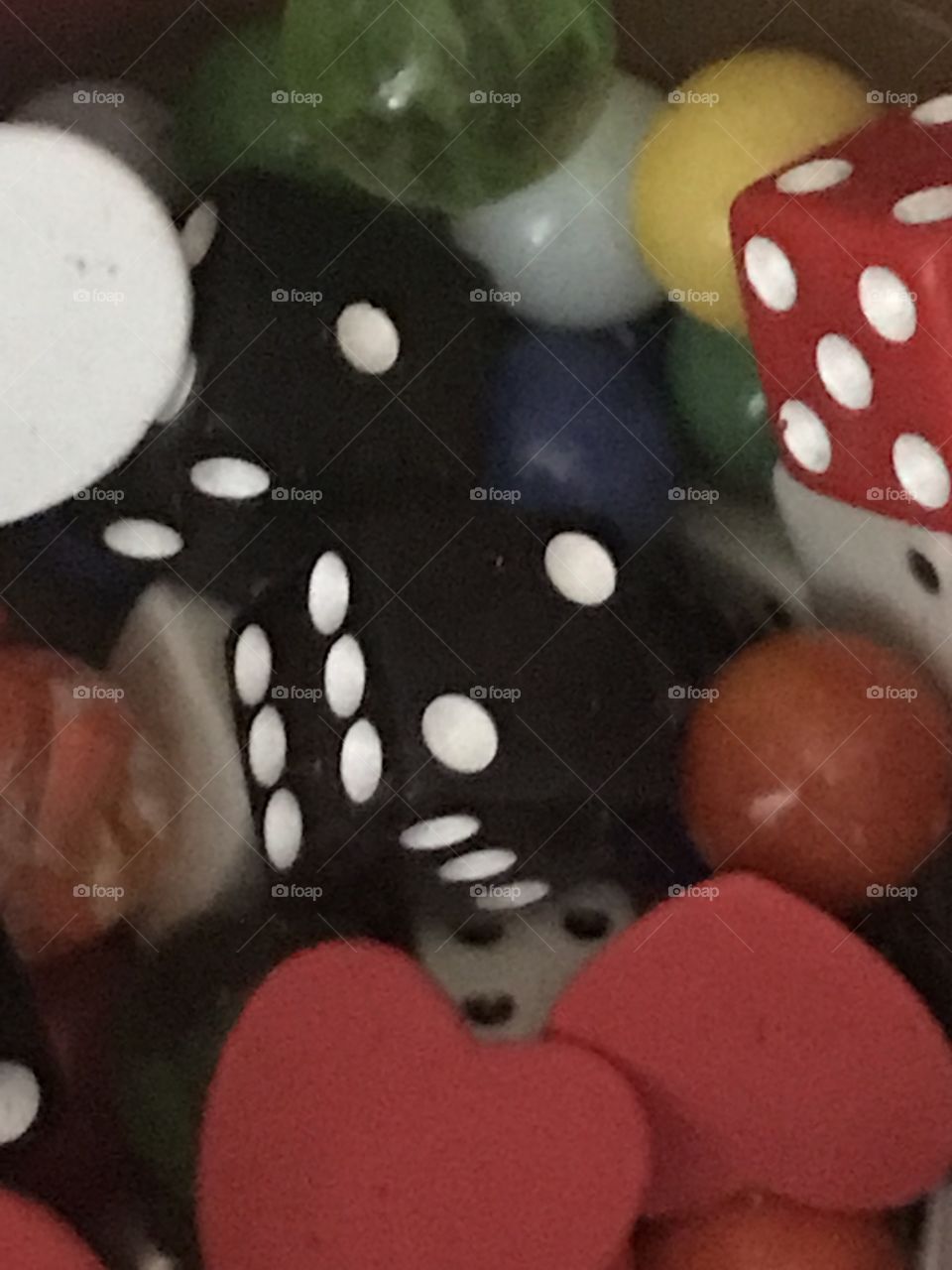 Mélange dés, billes et cœurs 