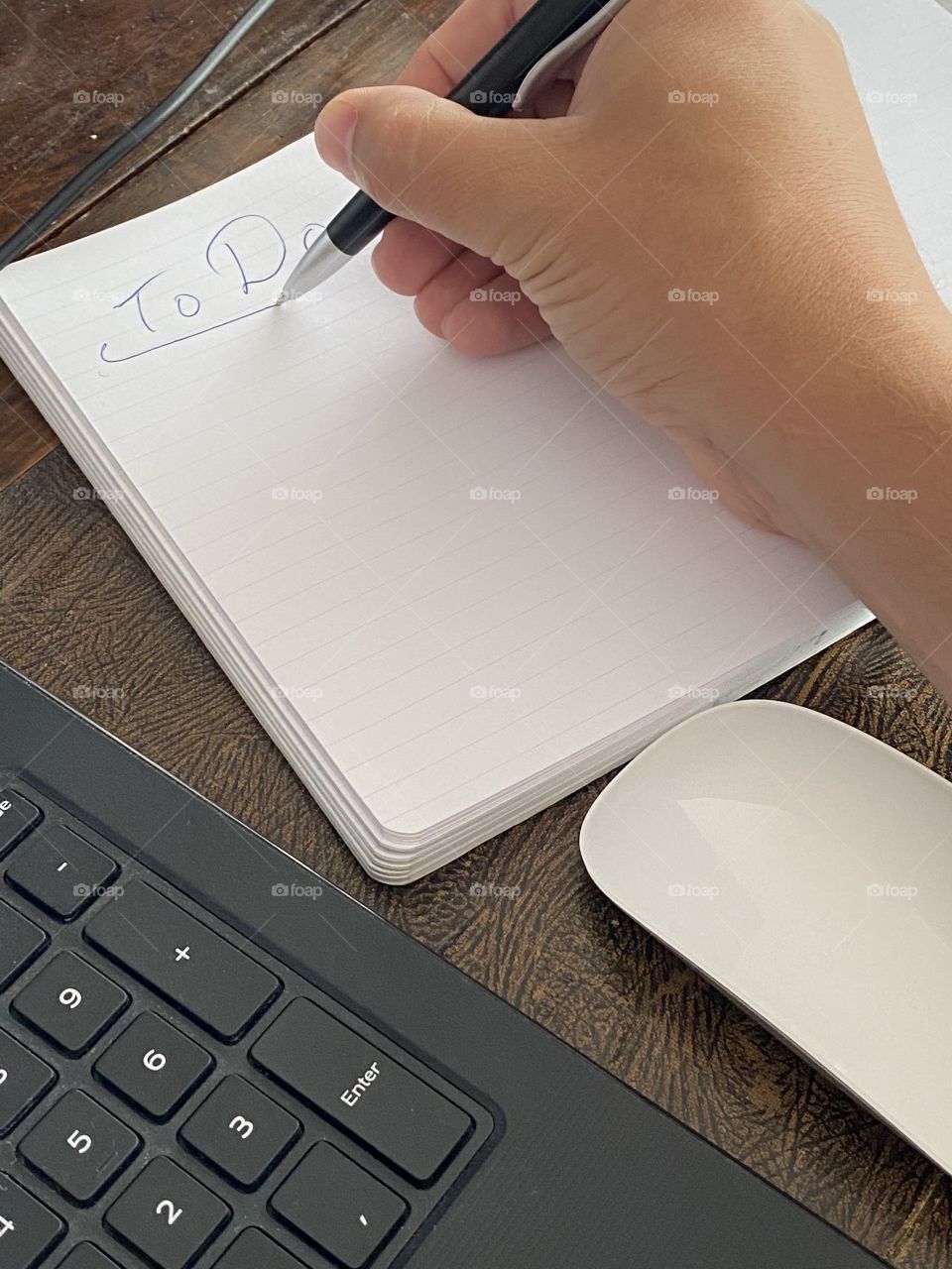 Preparing the day in the home office 