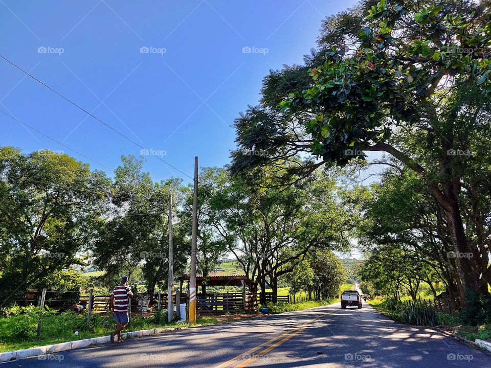 The back roads in the interior of Brazil are beautiful, with unique landscapes, including the rural lifestyle that mixes with the city ​​life.