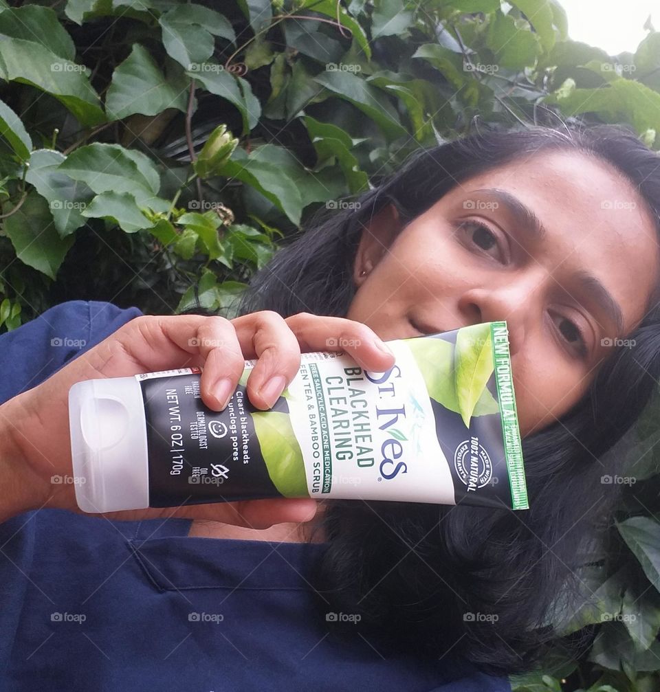 St Ives Blackhead clearing- Green tea and bamboo scrub - girl - unilever brand